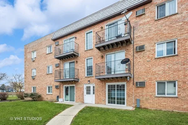 $209,000 | 147 West Elk Trail, Unit 345, Carol Stream, IL 60188