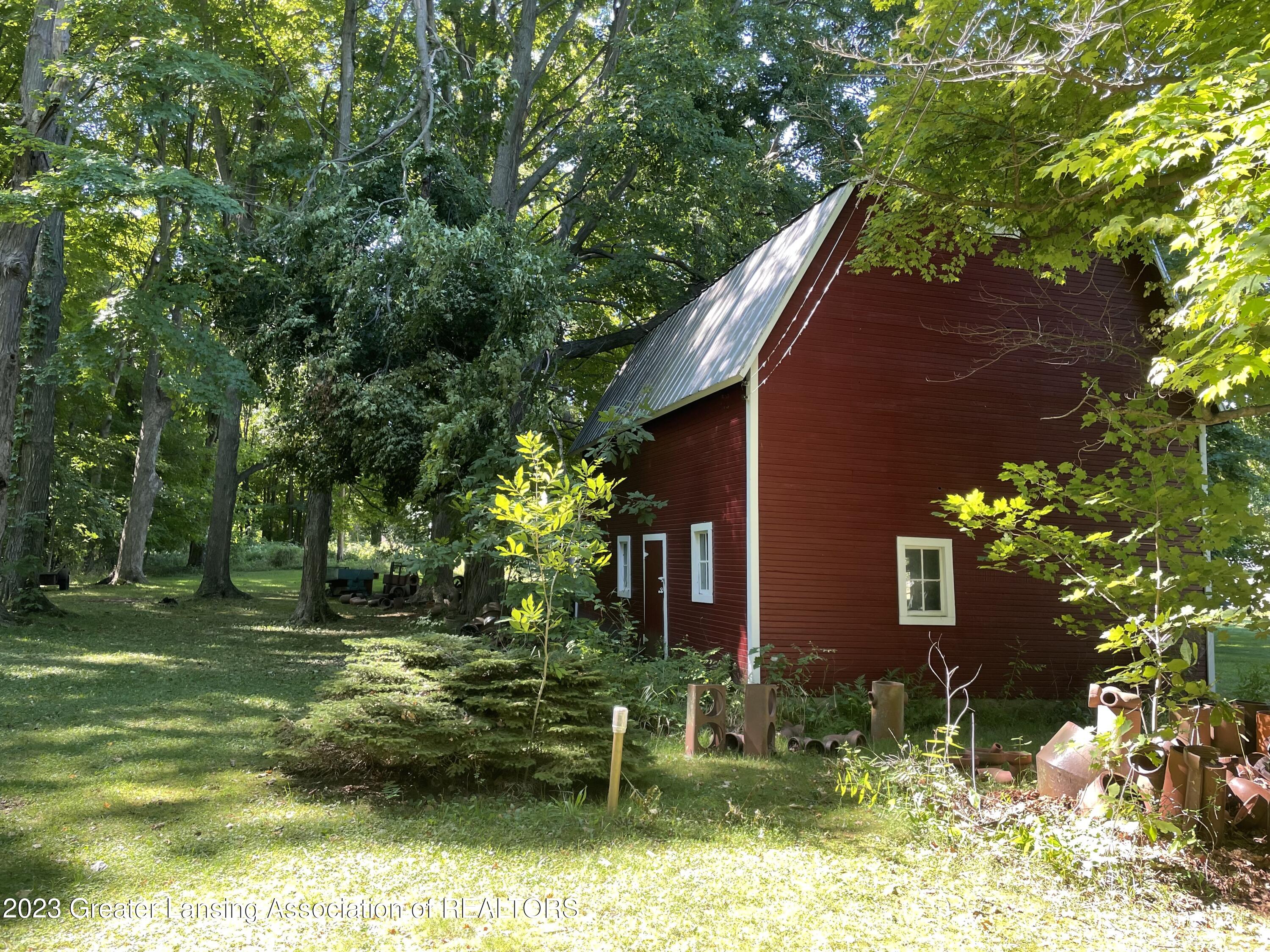 4945 Wilcox Road Holt, MI 48842 - Photo 10 of 44 Barn/Yard