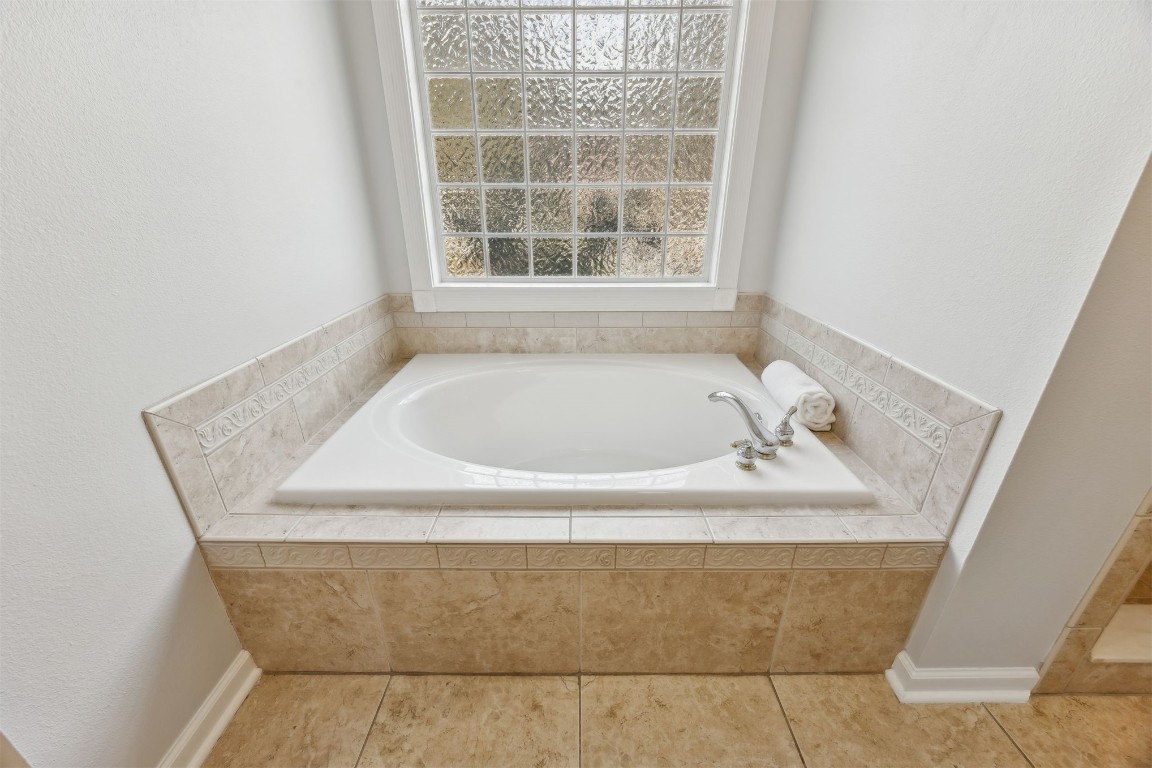 96286 Springwood Lane Fernandina Beach, FL 32034 - Photo 37 of 59 Owner's suite bathroom with soaking tub