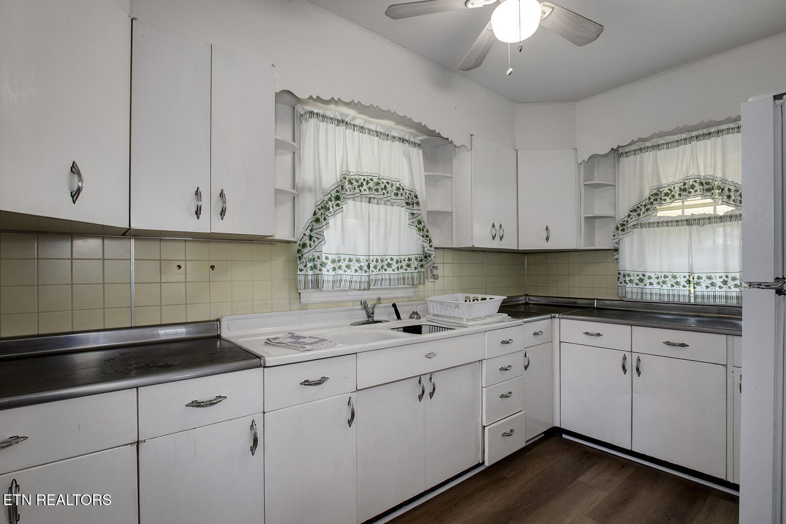 522 Court Street Wartburg, TN 37887 - Photo 15 of 59 15_CourtStreet_522_Kitchen01