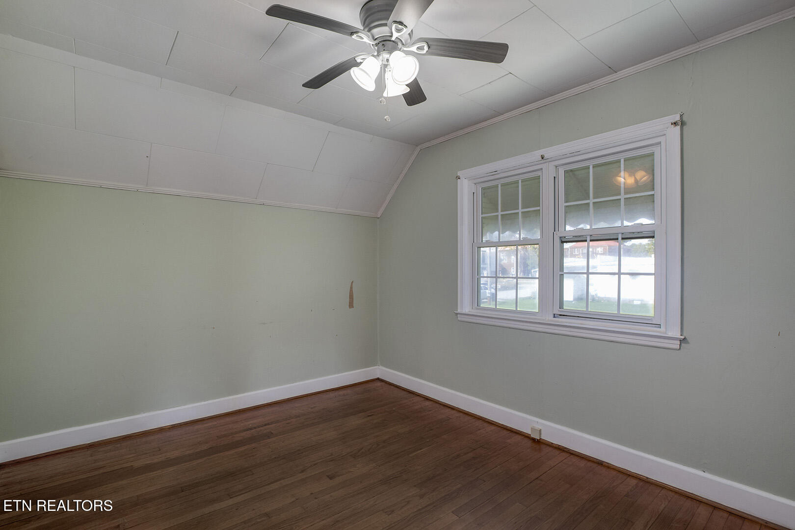 522 Court Street Wartburg, TN 37887 - Photo 36 of 59 36_CourtStreet_522_Bedroom3_01