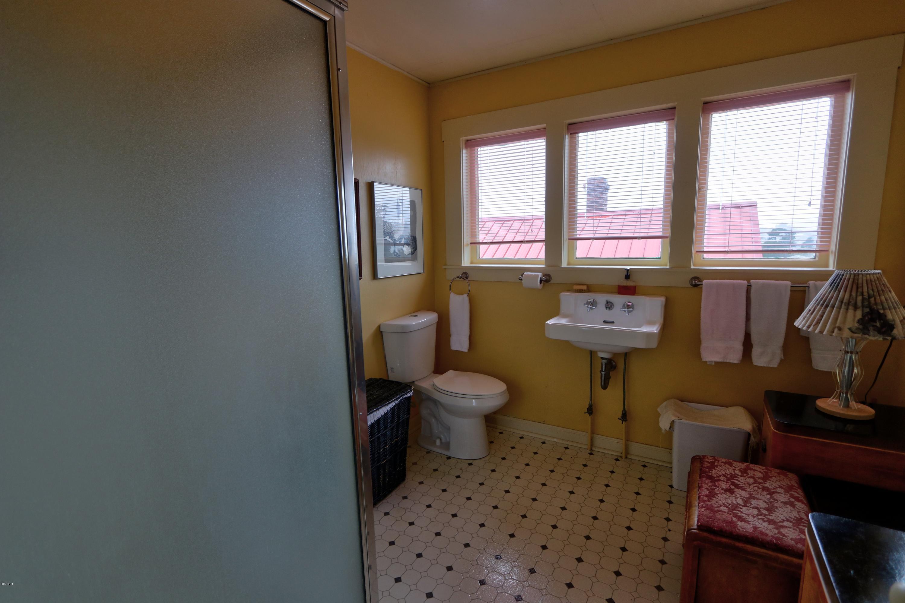 19 Southwest Hurbert Street Newport, OR 97365 - Photo 27 of 51 Full Bath uo
