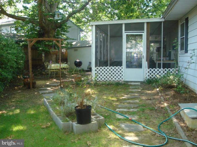 1807 Longwood Road Edgewater, MD 21037 - Photo 7 of 11 Screened-in Porch