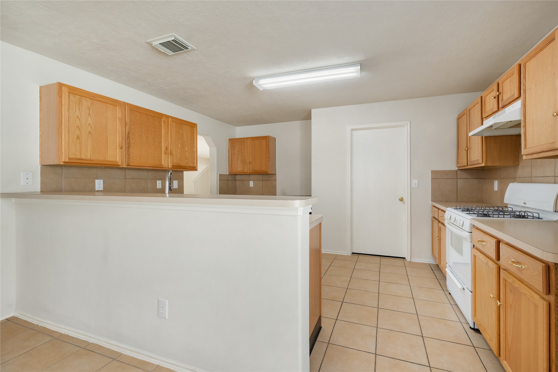 9339 Canady Park Lane Houston, TX 77075 - Photo 20 of 44 Breakfast bar area in kitchen for additional seating.