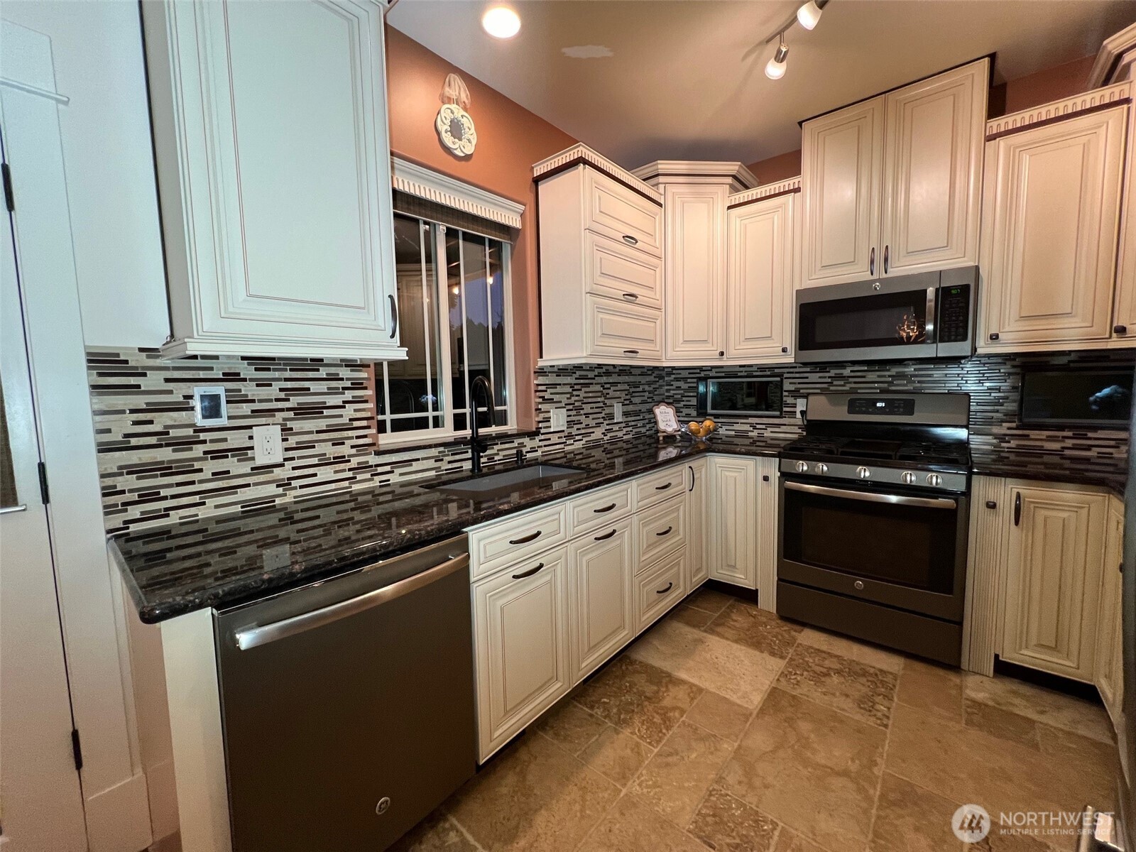 11026 Avondale Road Northeast Redmond, WA 98053 - Photo 6 of 40 Gallery Image 6