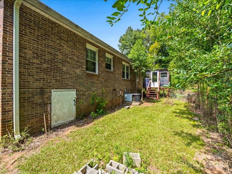 290 South Grandview Road Clover, SC 29710 - Photo 20 of 21 a backyard of a house with table and chairs
