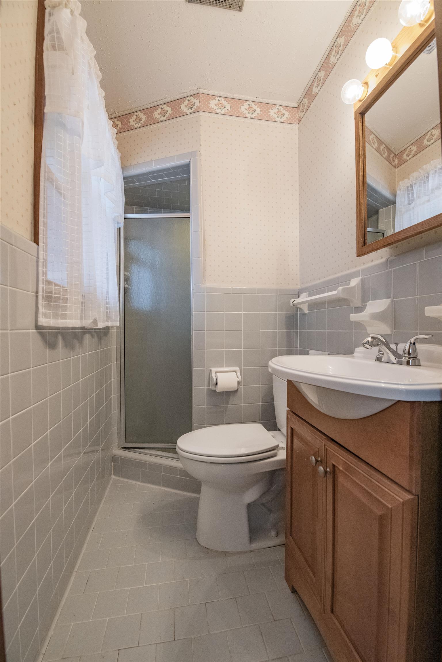 925 Alford Road Murfreesboro, TN 37129 - Photo 13 of 30 a bathroom with a sink toilet and vanity