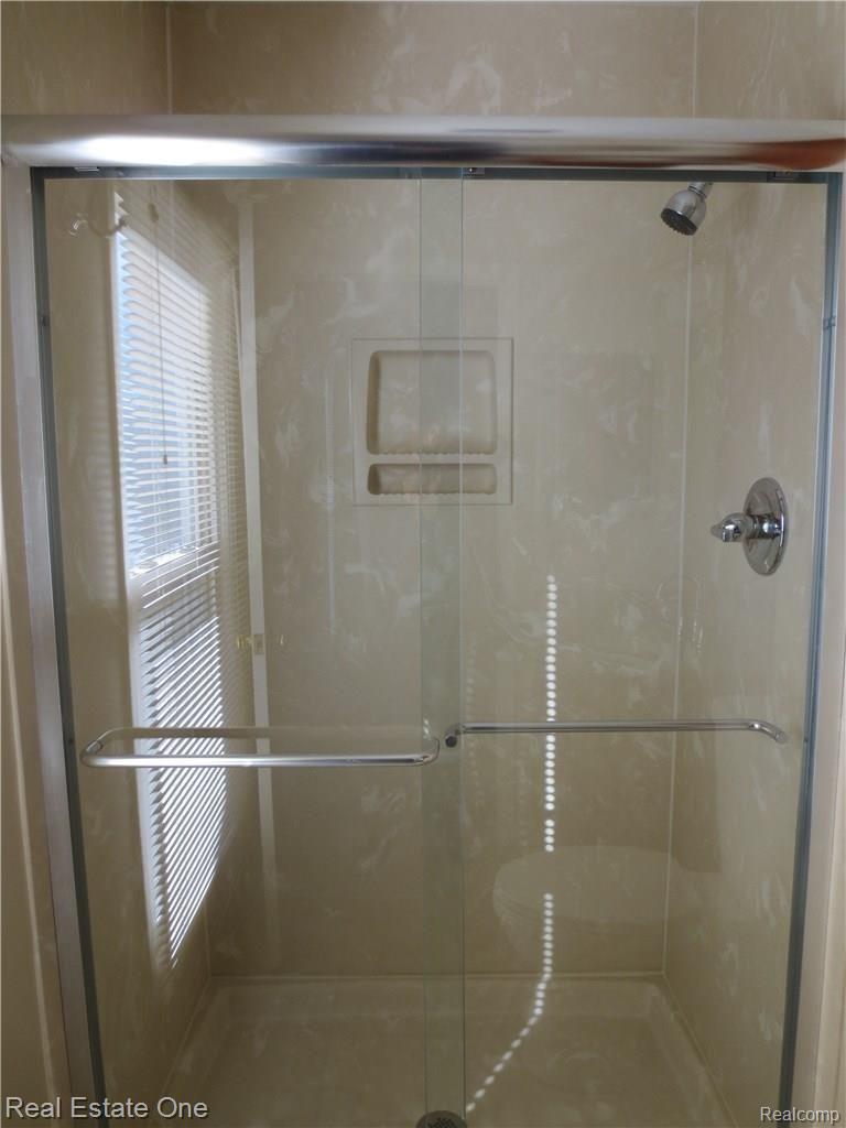 1235 Candlestick Lane, Unit 125 Rochester, MI 48306 - Photo 23 of 31 Master Bath Shower