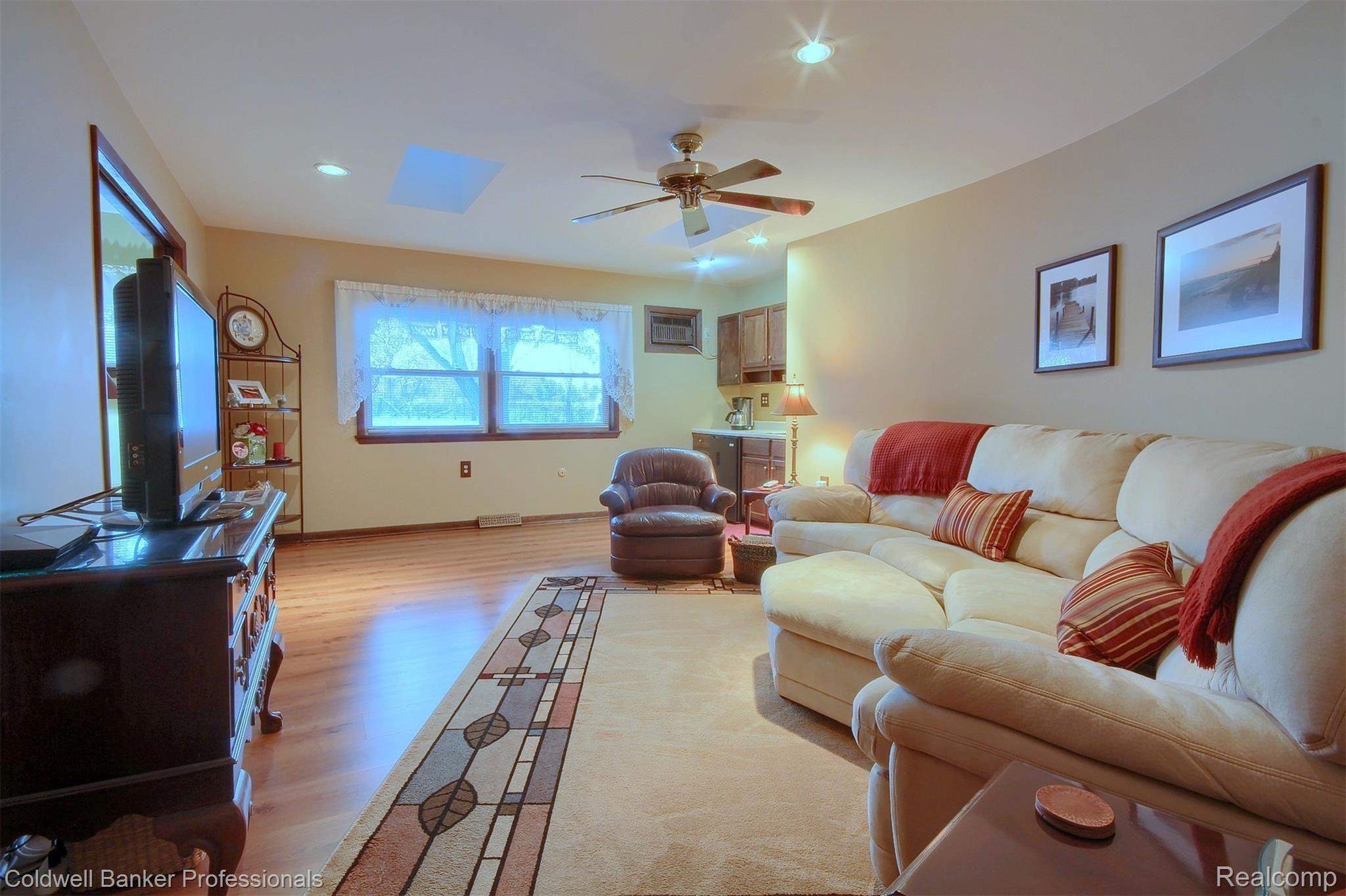9503 Warren Road Plymouth, MI 48170 - Photo 31 of 58 31-2nd Master Bedroom.jpg