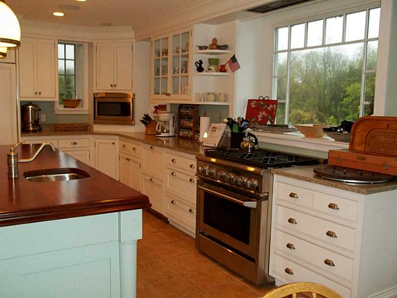9 Massachaug Road Westerly, RI 02891 - Photo 11 of 23 Kitchen.