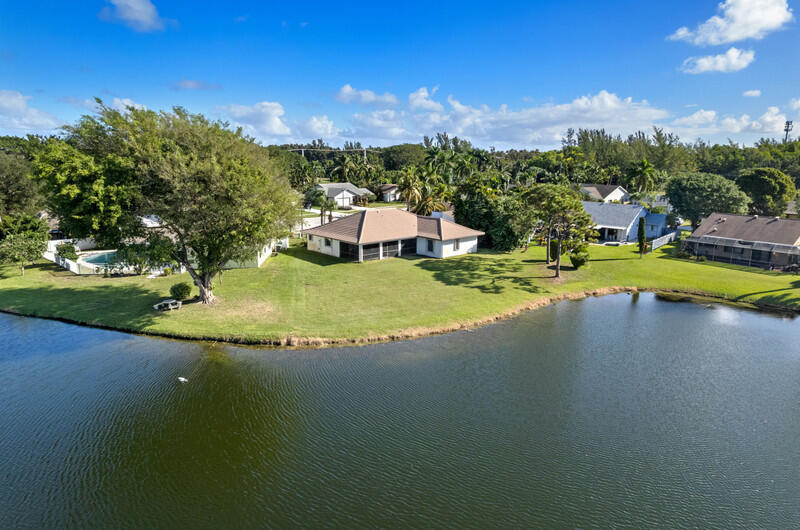73 Vista Del Rio Boynton Beach, FL 33426 - Photo 3 of 29 DJI_0026.jpg-vsuniqueid-653ab5269c15d