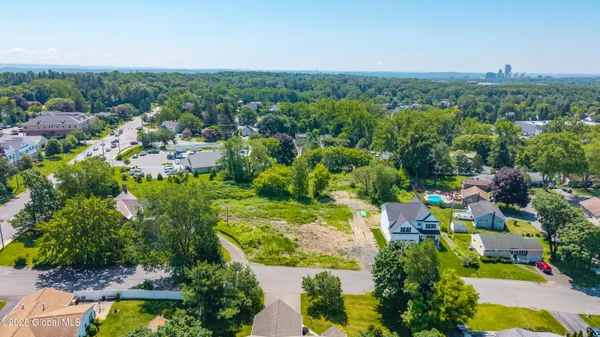 $650,000 | 4 Wedgewood Drive, Colonie, NY 12211