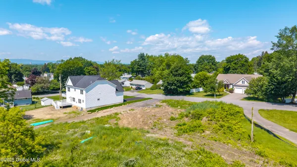$650,000 | 4 Wedgewood Drive, Colonie, NY 12211