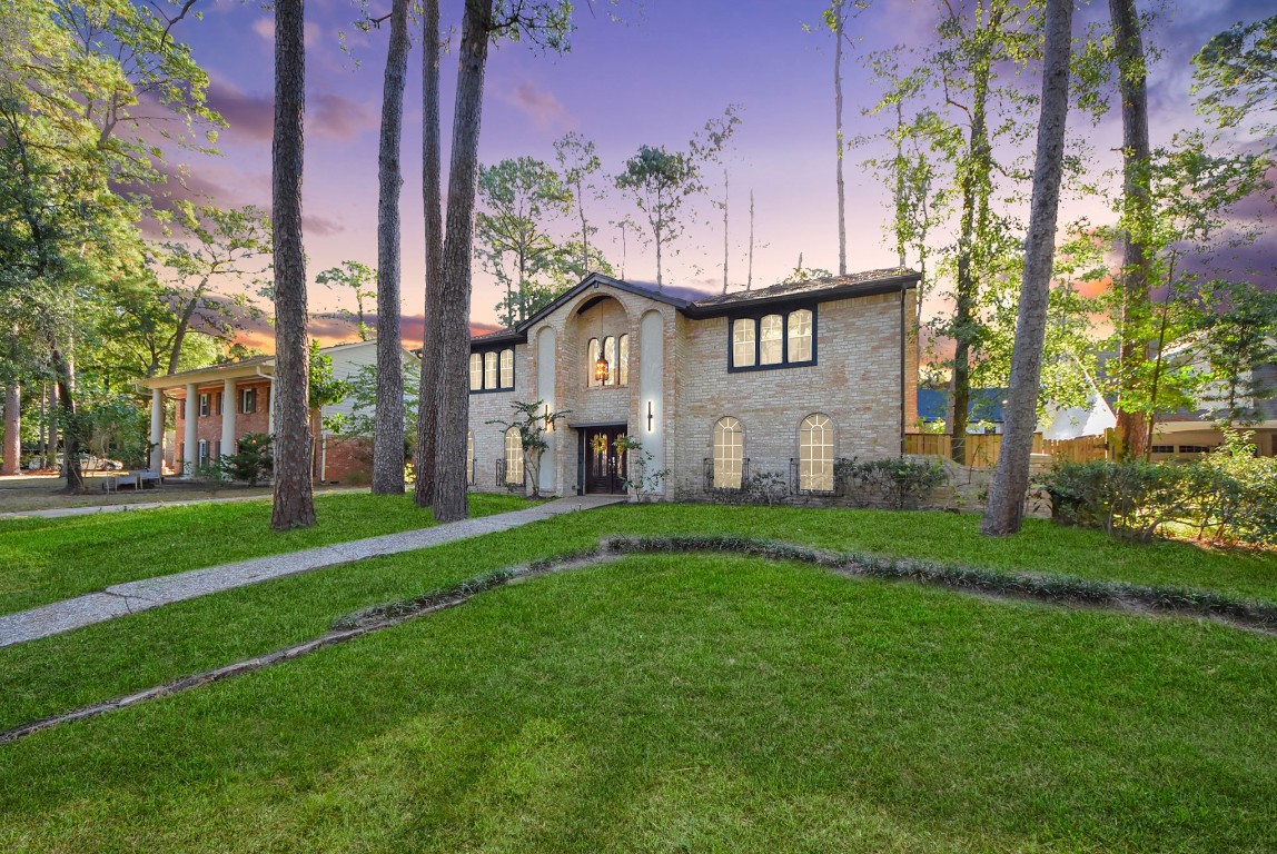 a view of a house with a yard