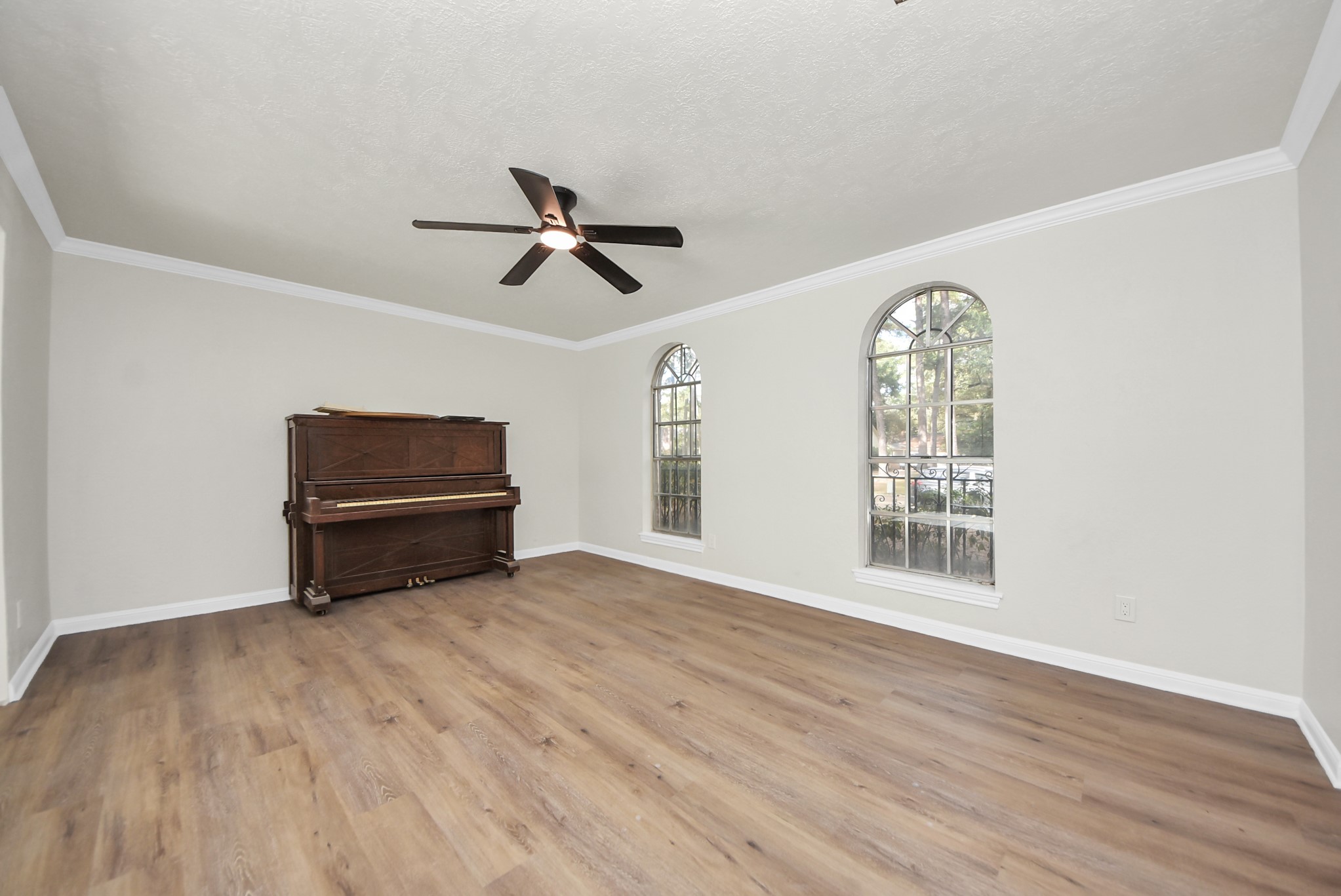 8111 Oak Moss Drive Spring, TX 77379 - Photo 26 of 49 a living room with furniture and a window