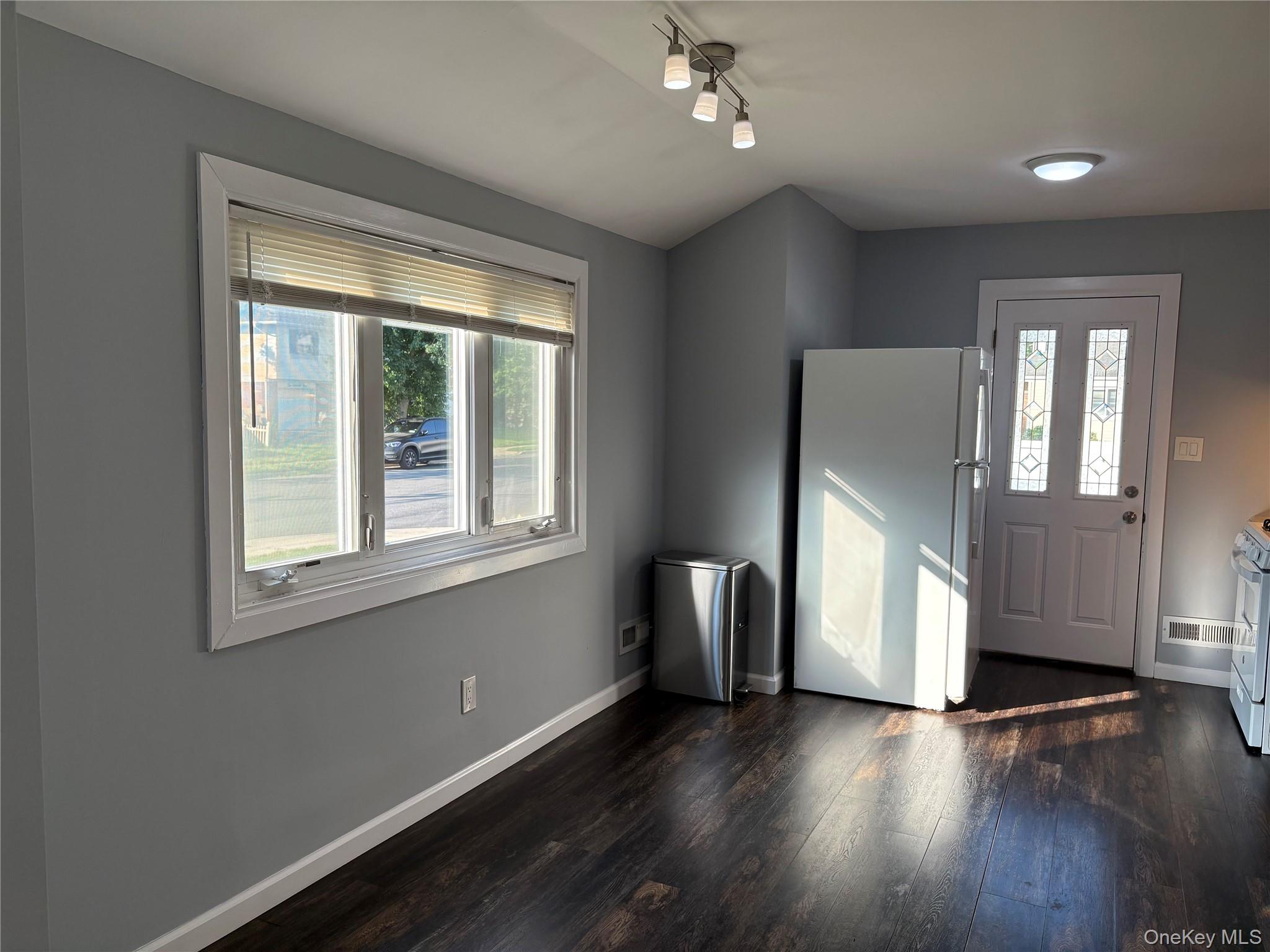 266 Central Park Road Plainview, NY 11803 - Photo 8 of 22