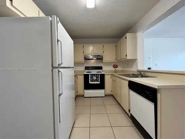 $1,700 | 250 Palm Circle West, Unit 204, Pembroke Pines, FL 33025