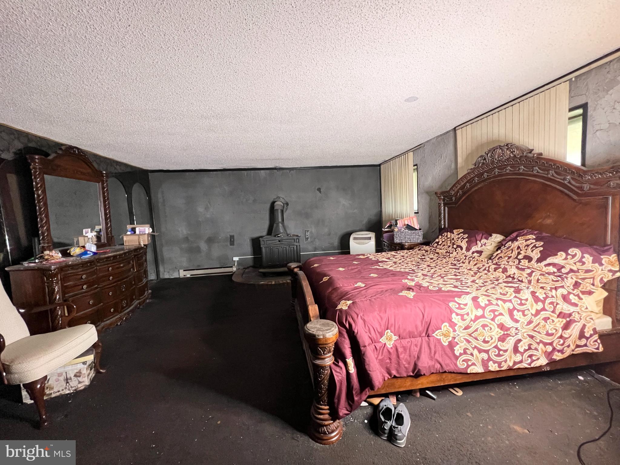 11 Suffolk Court Eastampton, NJ 08060 - Photo 19 of 22 a bedroom with a bed a mirror and lamp