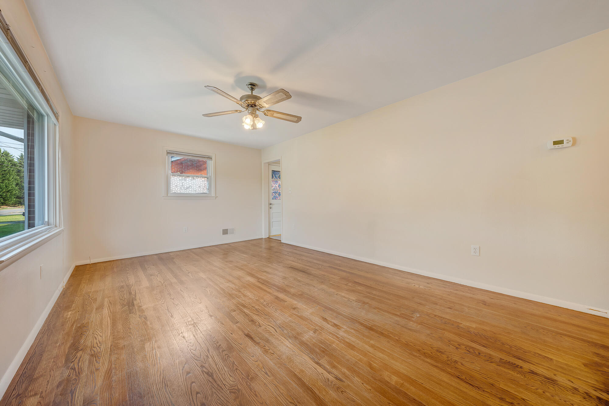 4964 Florist Road Roanoke, VA 24012 - Photo 4 of 32 04-D R E A M-2261