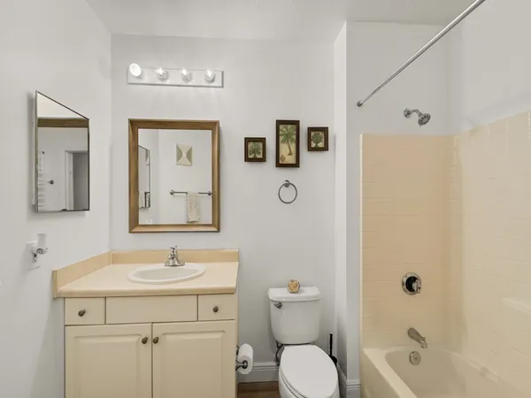 $1,950 | 5020 Fairways Circle, Unit J202, Vero Beach, FL 32967