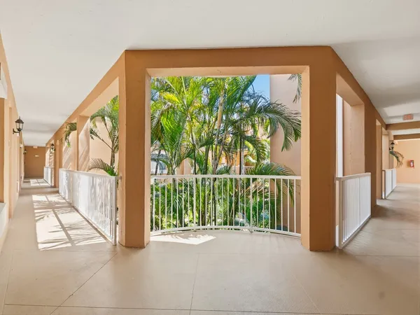 $1,950 | 5020 Fairways Circle, Unit J202, Vero Beach, FL 32967