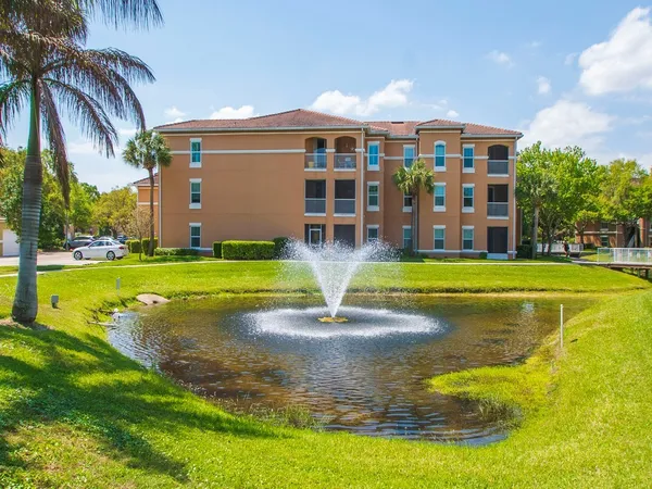 $1,950 | 5020 Fairways Circle, Unit J202, Vero Beach, FL 32967