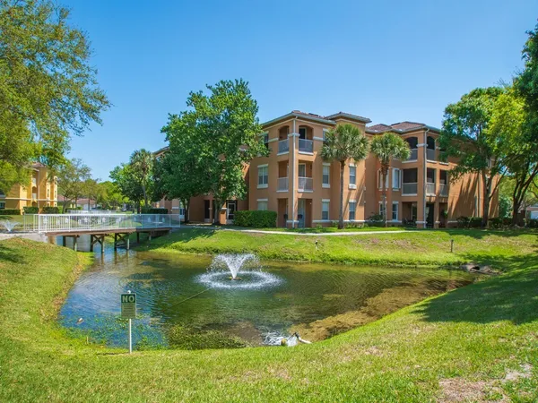 $1,950 | 5020 Fairways Circle, Unit J202, Vero Beach, FL 32967