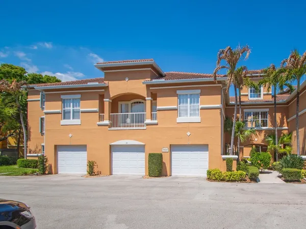 $1,950 | 5020 Fairways Circle, Unit J202, Vero Beach, FL 32967