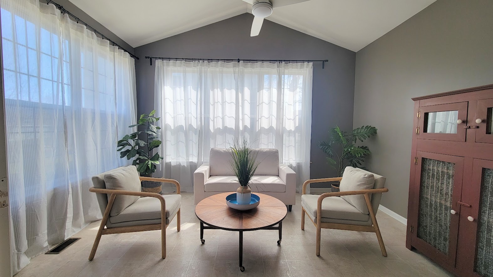 3907 Farmstead Road Carpentersville, IL 60110 - Photo 23 of 49 a living room with furniture and a potted plant
