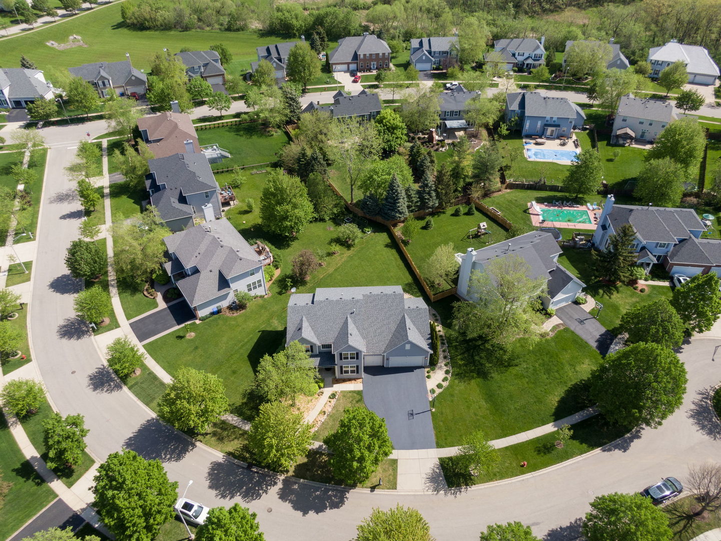 3907 Farmstead Road Carpentersville, IL 60110 - Photo 3 of 49 an aerial view of multiple houses with yard