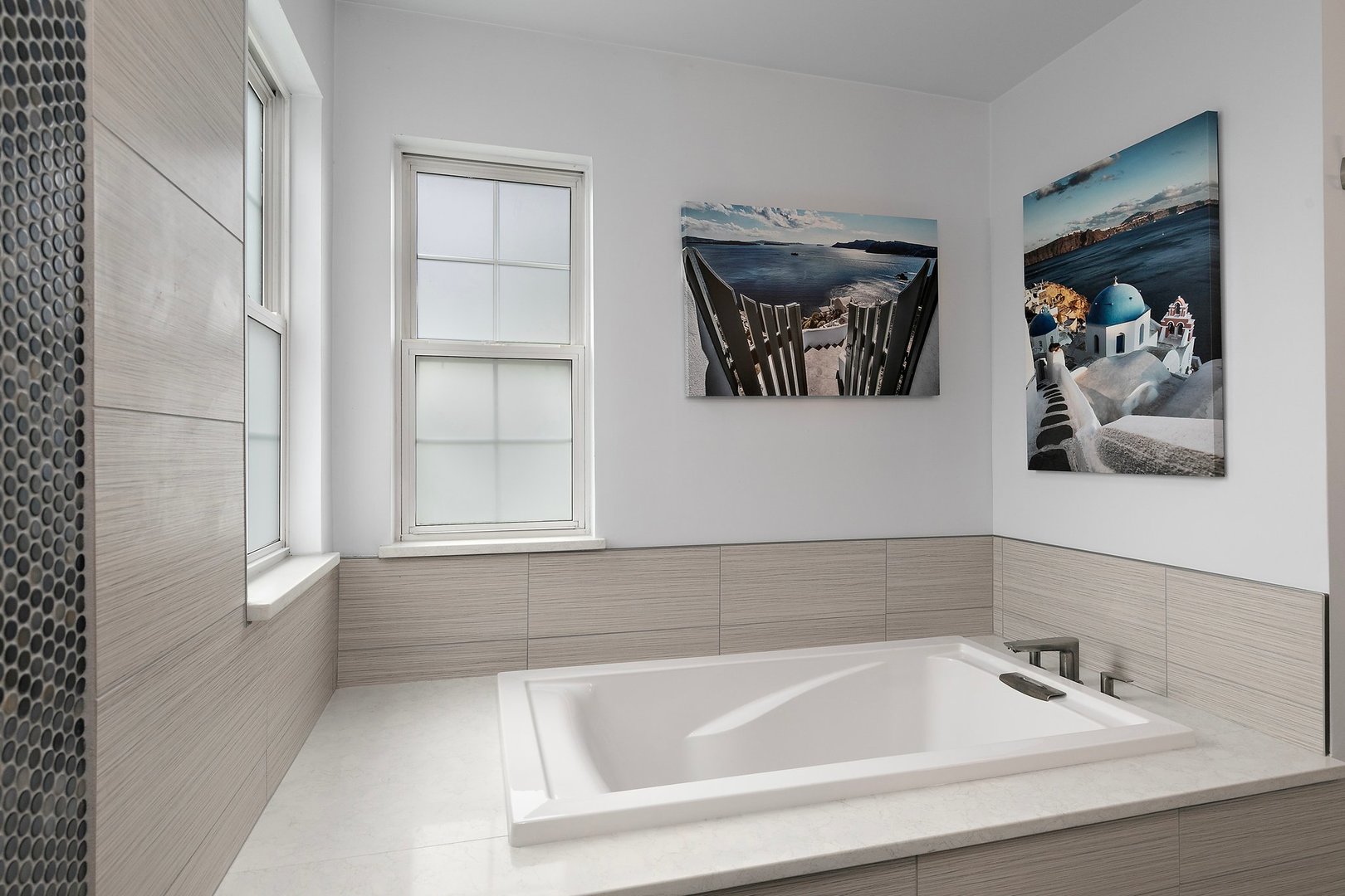 3907 Farmstead Road Carpentersville, IL 60110 - Photo 34 of 49 a bathroom with bathtub and window