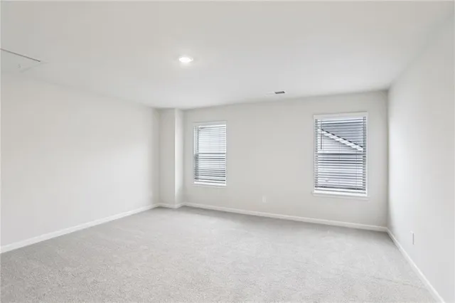 a view of an house with backyard and a garden