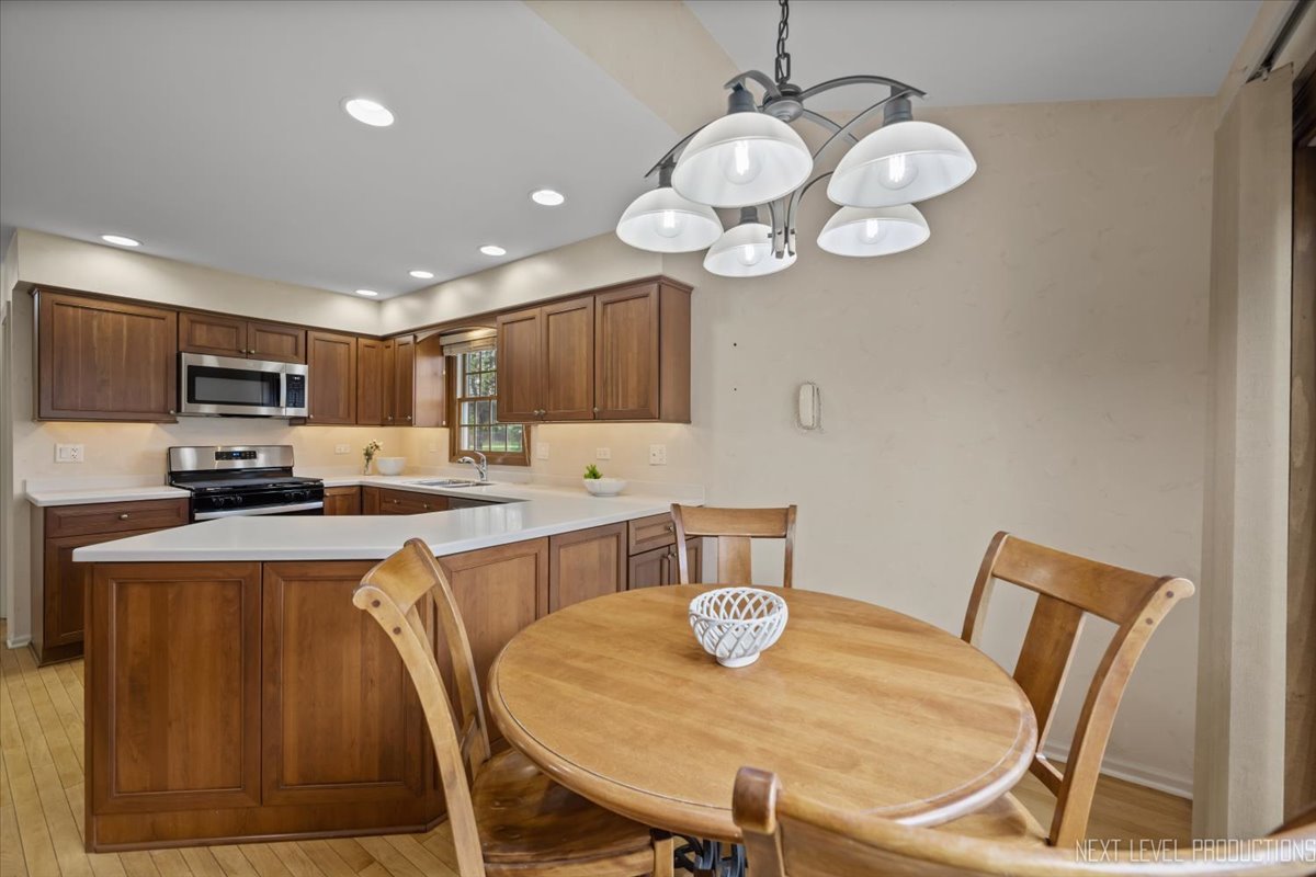 554 Carriage Hill Road Naperville, IL 60565 - Photo 12 of 41 Gallery Image 12