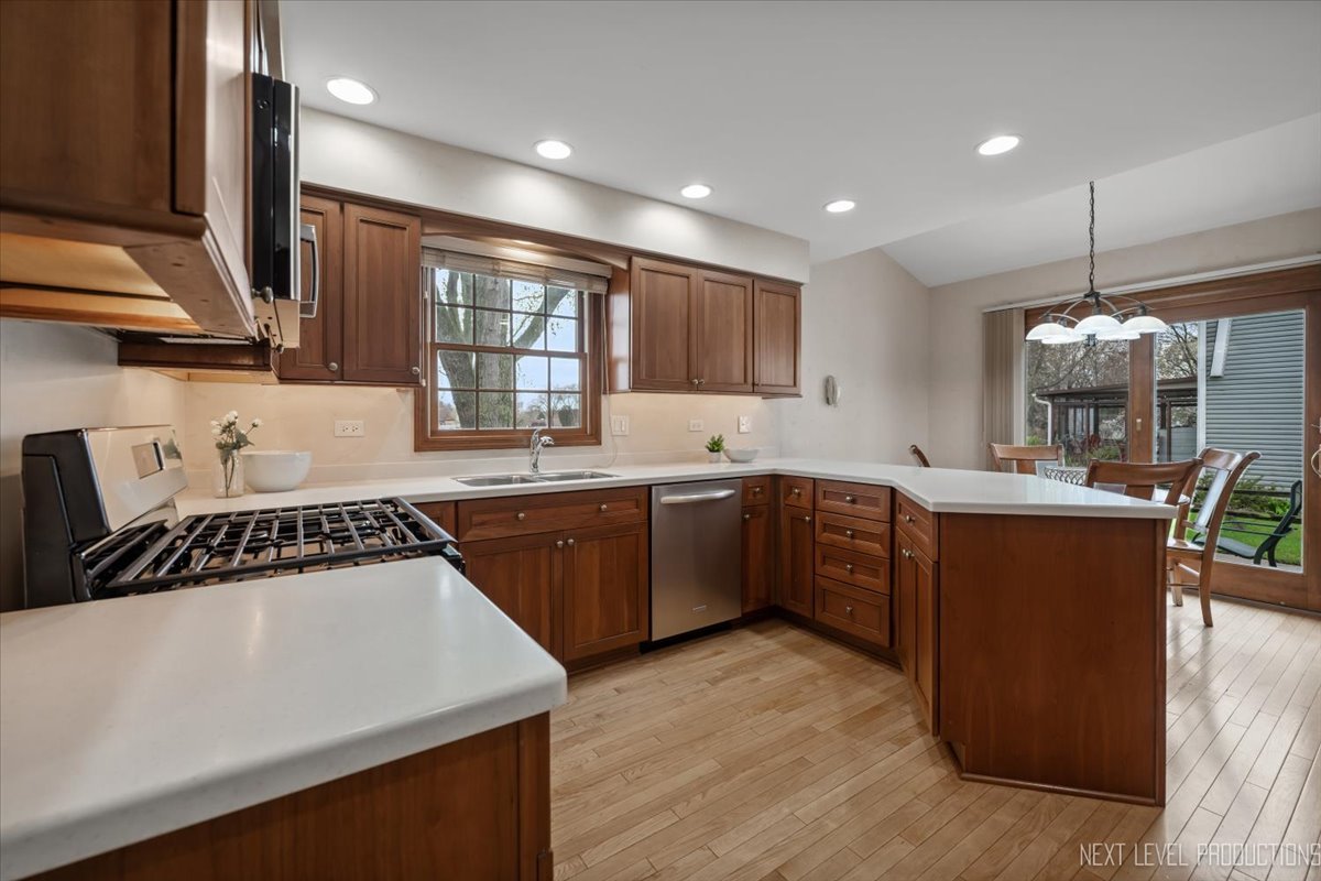 554 Carriage Hill Road Naperville, IL 60565 - Photo 7 of 41 Gallery Image 7