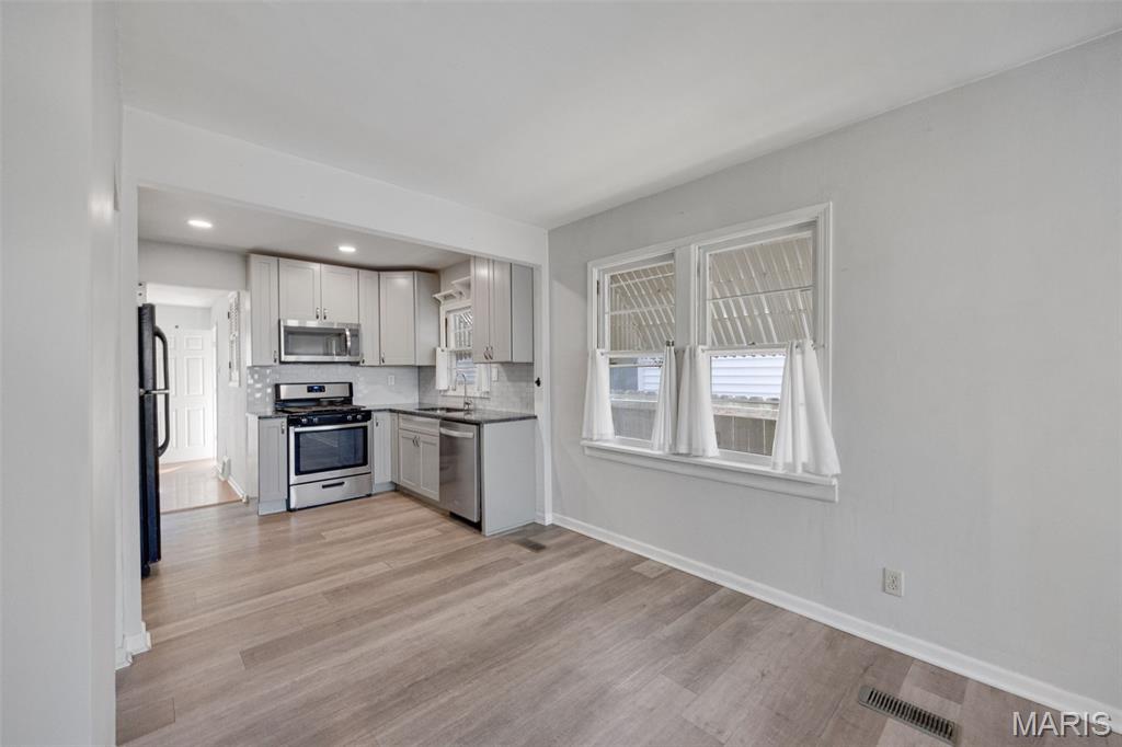 6962 Sutherland Avenue St. Louis, MO 63109 - Photo 7 of 34