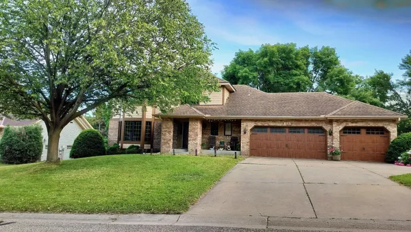 $625,000 | 156 Red Oaks Drive, Vadnais Heights, MN 55127