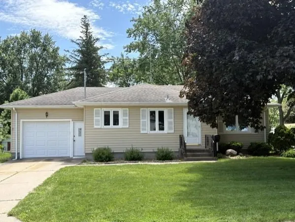$215,000 | 512 9th Avenue Southeast, Waseca, MN 56093