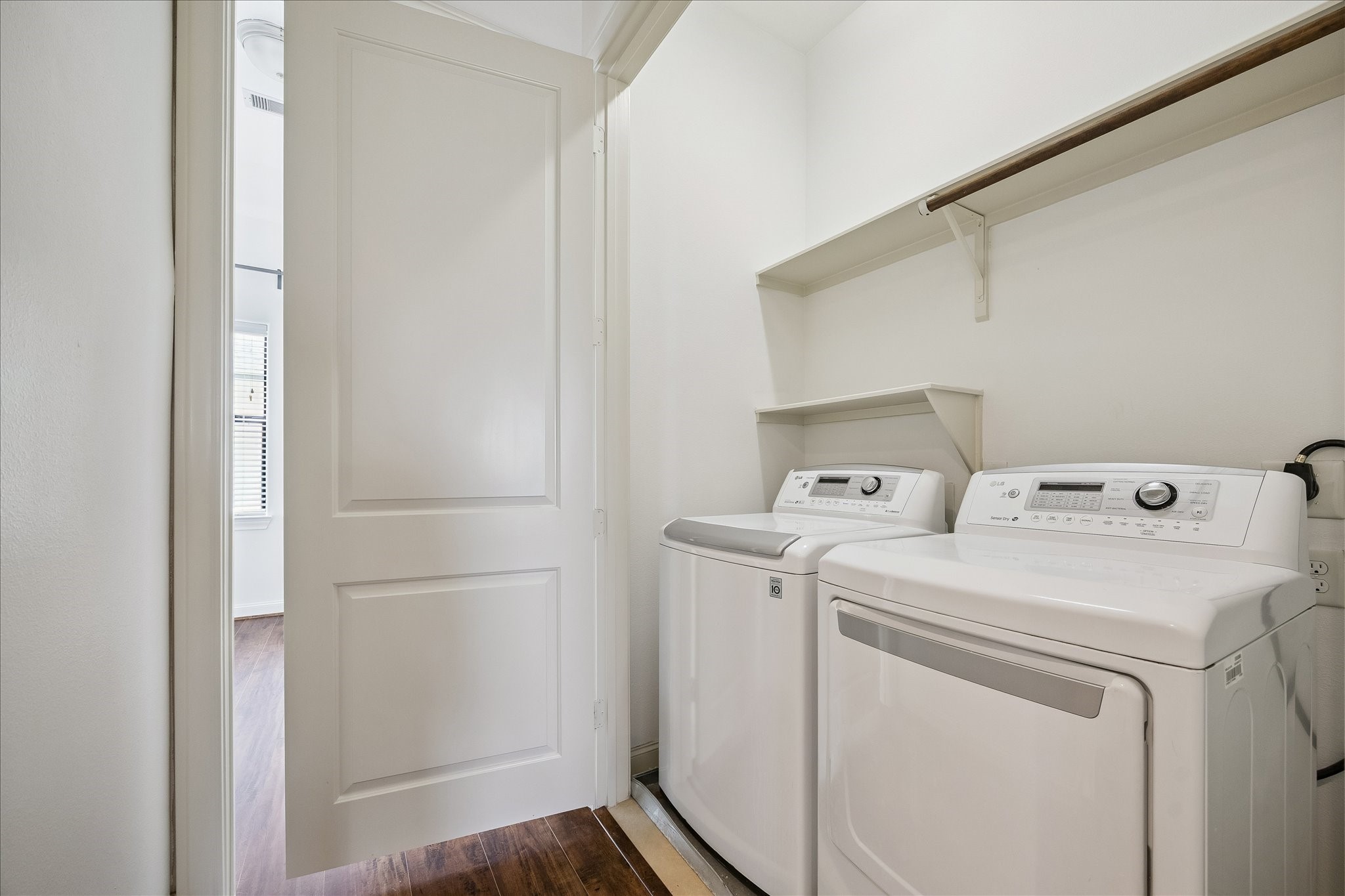 1407 Shearn Street Houston, TX 77007 - Photo 34 of 35 Laundry closet, located between the primary and secondary suites on the third floor.