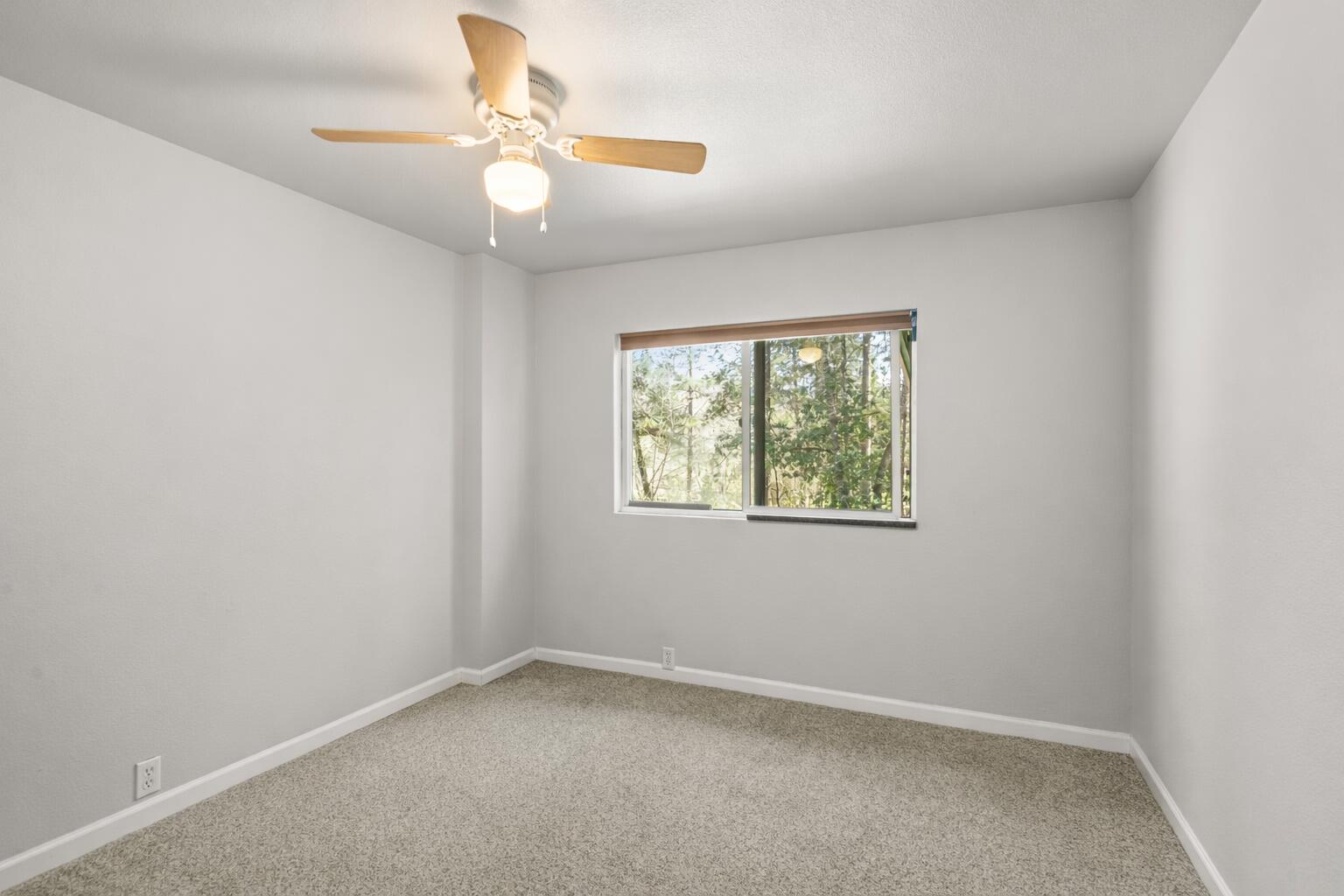3477 Helms Road Grants Pass, OR 97527 - Photo 17 of 49 Spare Bedroom