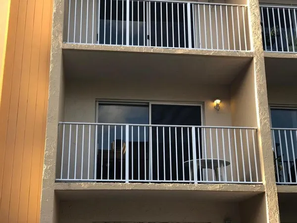 $1,900 | 5221 Geneva Court, Unit 208, Doral, FL 33166