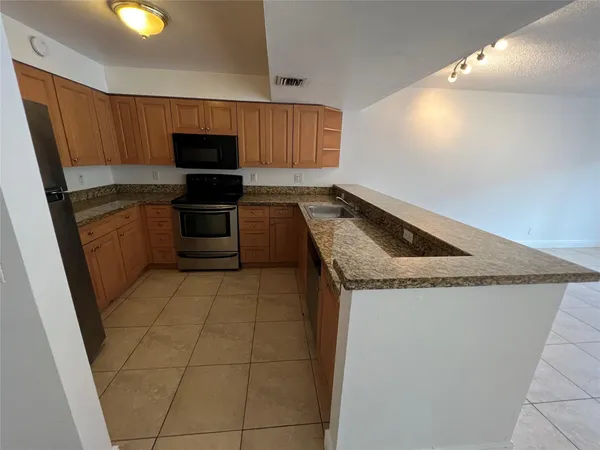 $1,900 | 5221 Geneva Court, Unit 208, Doral, FL 33166