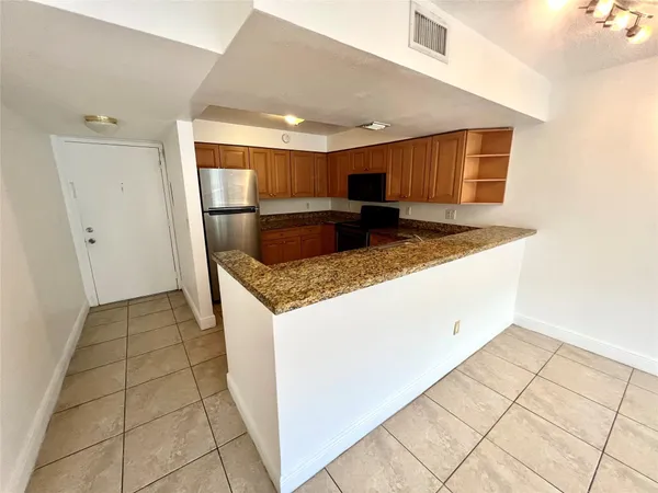 $1,900 | 5221 Geneva Court, Unit 208, Doral, FL 33166