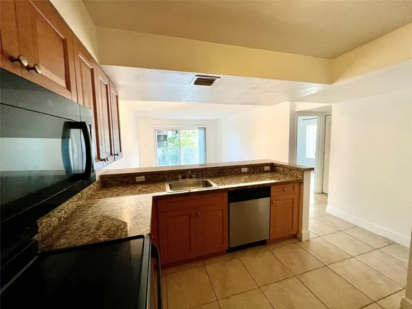 $1,900 | 5221 Geneva Court, Unit 208, Doral, FL 33166