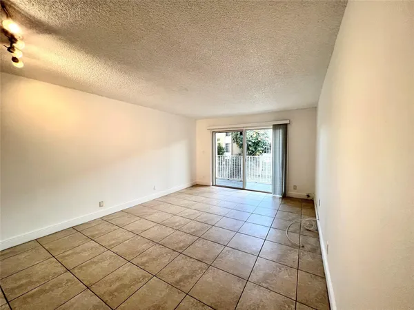 $1,900 | 5221 Geneva Court, Unit 208, Doral, FL 33166