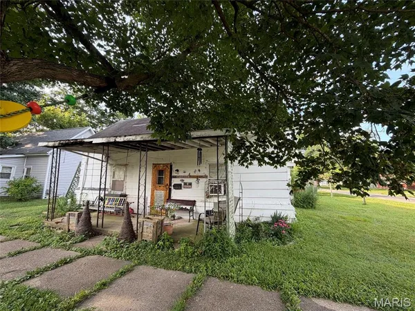 $34,000 | 623 West Second Street, St. Elmo, IL 62458