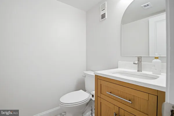 $2,600 | 3713 South George Mason Drive, Unit 316, Falls Church, VA 22041