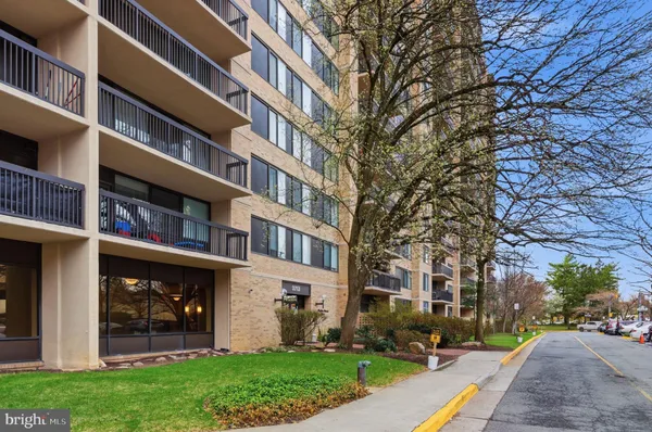 $2,600 | 3713 South George Mason Drive, Unit 316, Falls Church, VA 22041