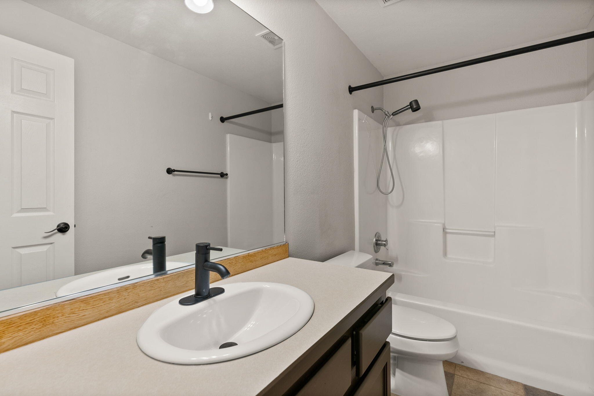 19985 Powers Road Bend, OR 97702 - Photo 20 of 44 Full Bathroom on Main Level