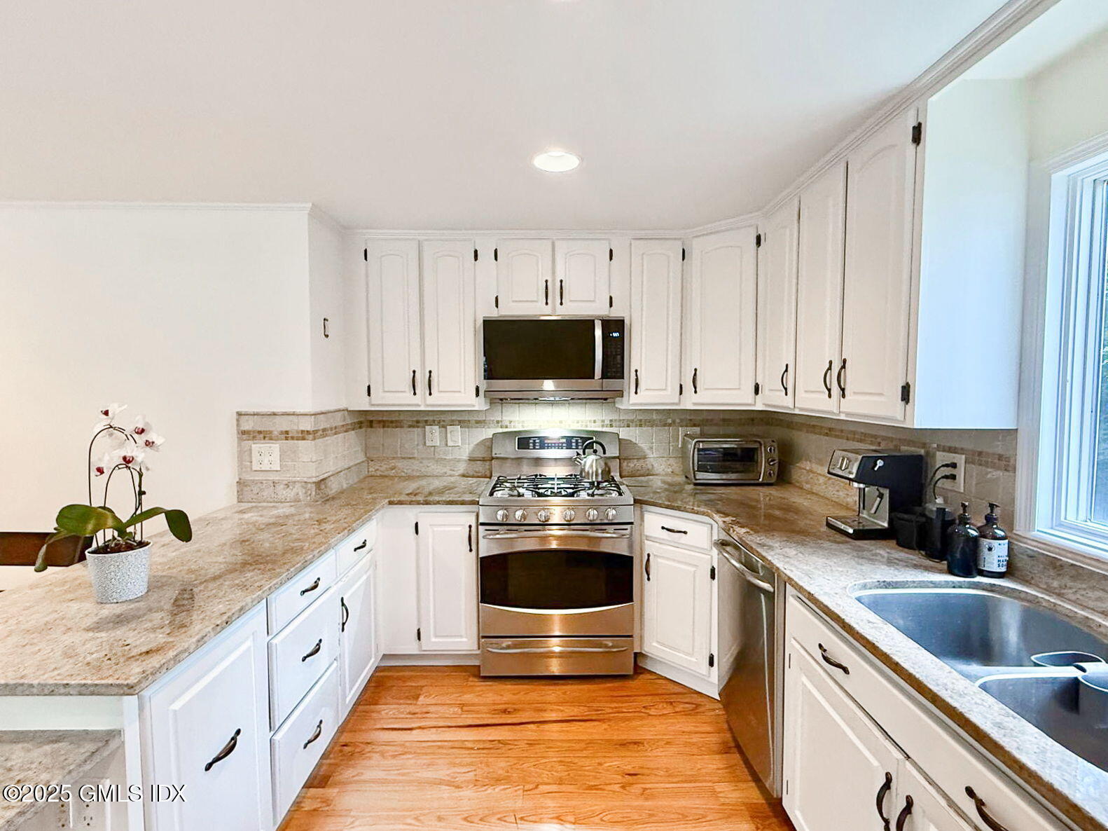 65 Lockwood Lane Riverside, CT 06878 - Photo 6 of 31 56-web-or-mls-65-lockwood-ln