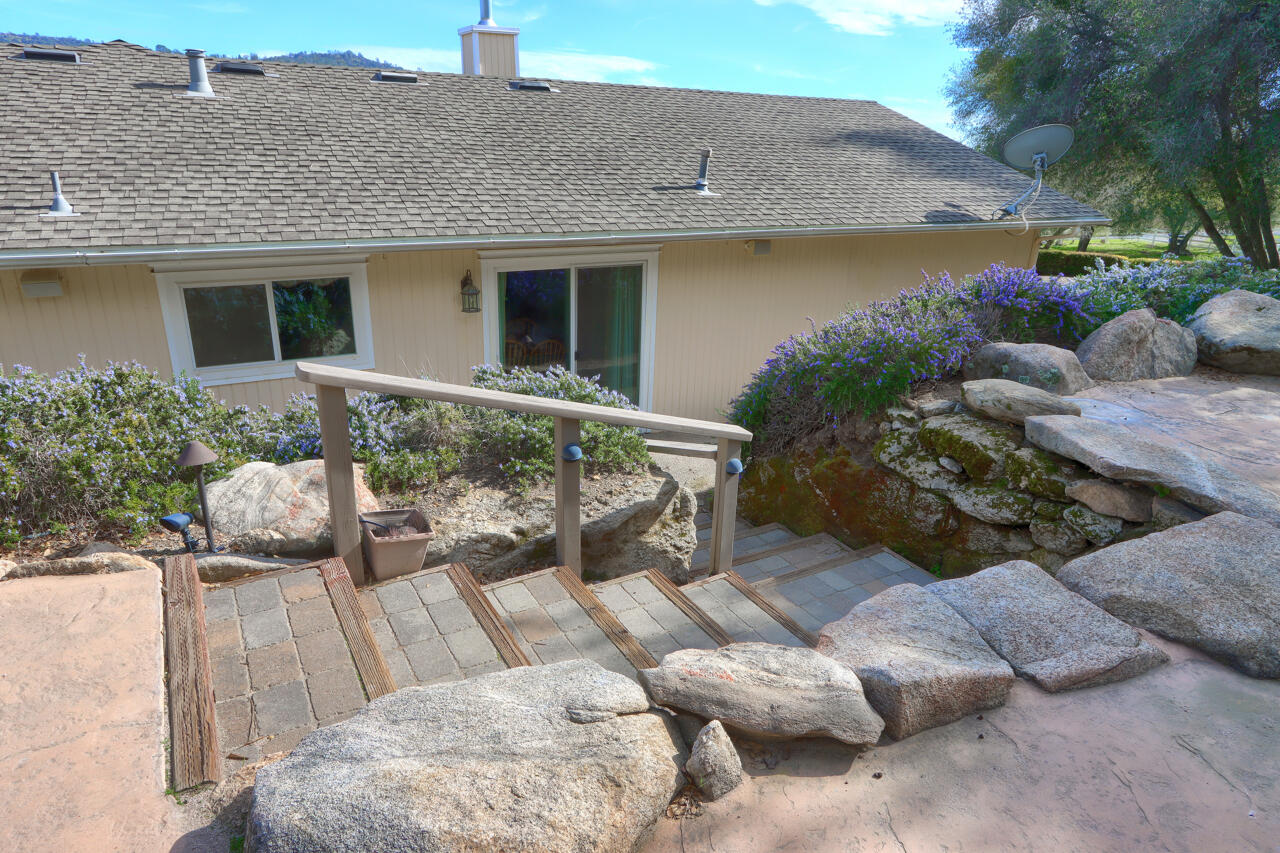 44755 Savage Road Coarsegold, CA 93614 - Photo 37 of 68 34-patio-steps